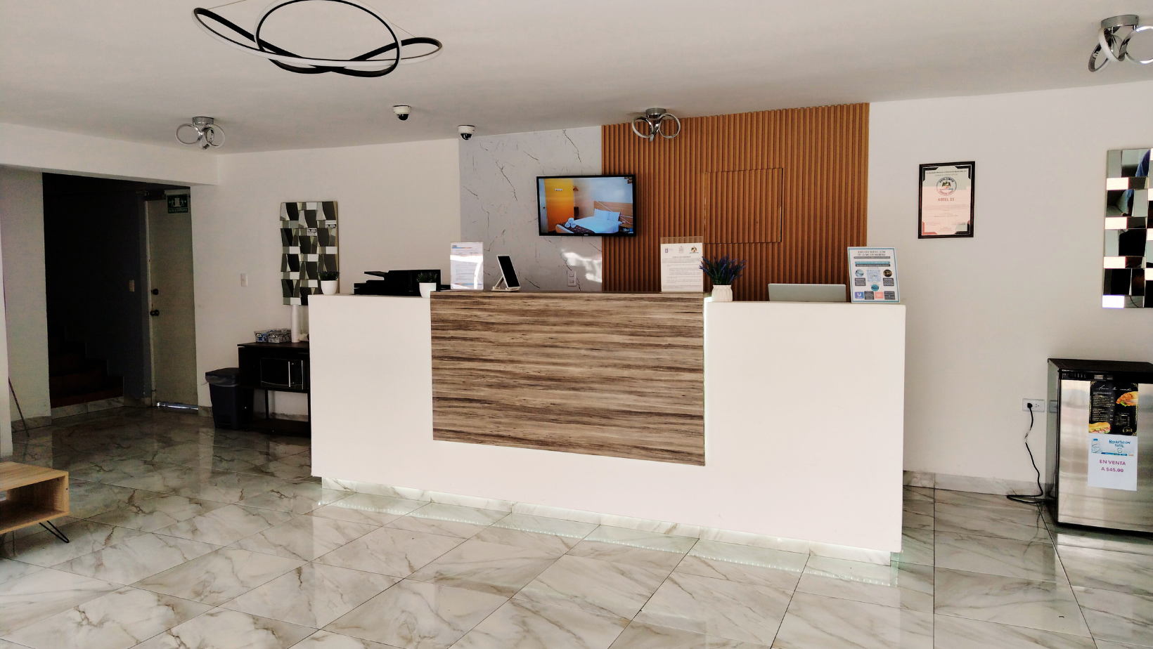 Recepción Hotel 25 Monterrey — Hotel económico en Mitras Norte